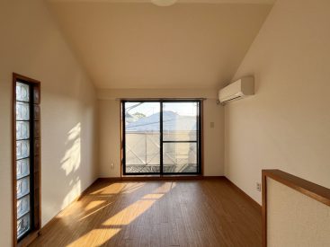 三角屋根のおかげで天井高々。 三角屋根のおかげで天井高々。