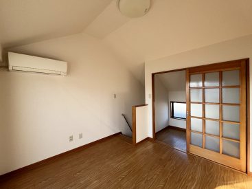 上階、下階ともにエアコンがあります。 上階、下階ともにエアコンがあります。