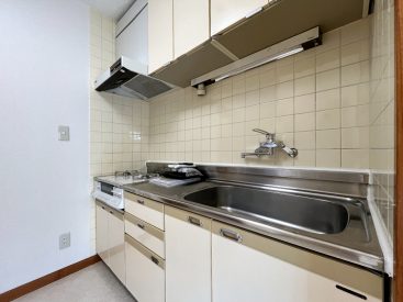 少し古さのあるタイルのキッチン。 少し古さのあるタイルのキッチン。