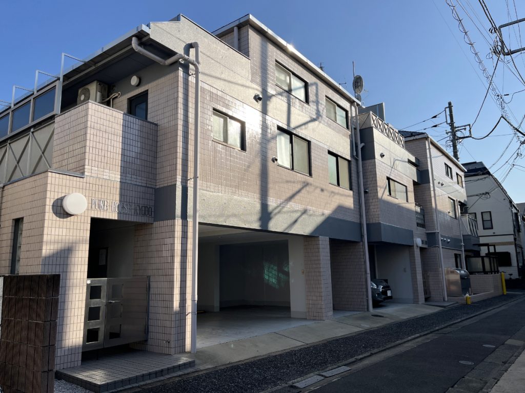 住宅街に佇むタイルの建物。1990年築のマンションです。 住宅街に佇むタイルの建物。1990年築のマンションです。