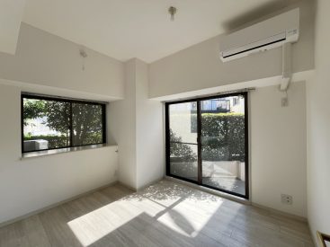 6帖のふたつの窓から入るのは木漏れ日。