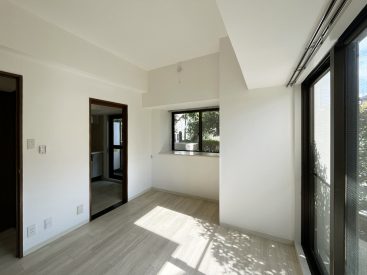 部屋のまわりを目隠しの植物が覆っています。