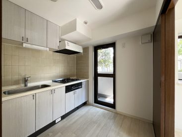 6帖の横にキッチン。緑の見える窓を横にした気持ちのいい場所です。