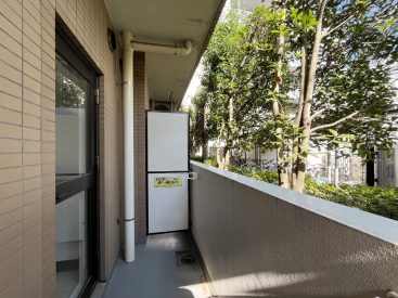 キッチン窓横のバルコニー。洗濯物はここで。