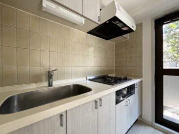 収納多く、3口コンロにグリルもついた充実のキッチン。