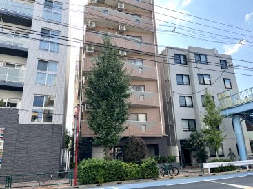世田谷通りに建つ8階建てのマンション。エントランスはオートロックあり。