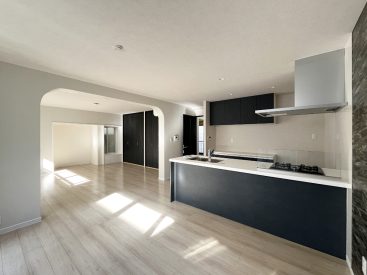 ふたつの部屋がアーチの壁で繋がります。