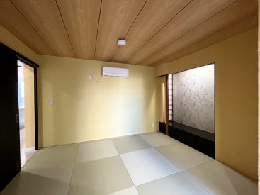 壁は黄色で温かな雰囲気に包まれます。