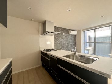 充実のキッチン。調理スペース広く、食洗機もあります。