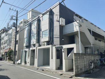 1986年築のマンション。駐輪場、駐車場が敷地内になります。