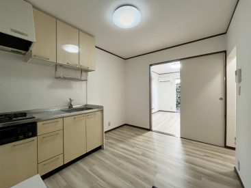 玄関から始まるキッチンと水まわり。