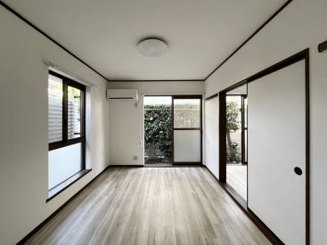 南の庭と西の小さな窓で、いちばん明るい一室。