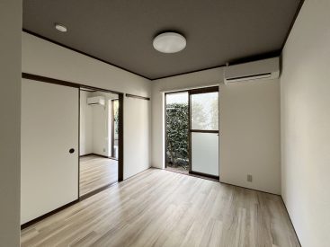 5.5帖。こちらは天井が濃い色のクロス。