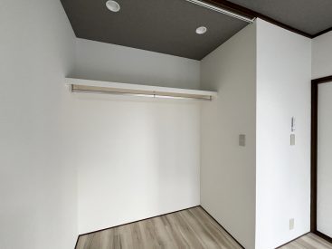 オープンなクローゼット。天井にはカーテンレールがついて目隠しもできます。