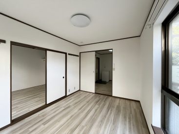 白い天井・壁に、床はマットめなフローリング。