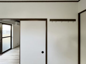 壁掛けできるフック。ちょっとした収納に。