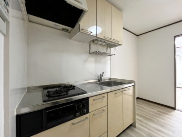 生成り色のキッチン。壁もお手入れしやすいツルッとした素材です。