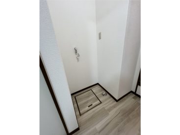 洗濯機置き場。脱衣所はありません。