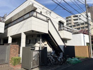住宅街に並ぶアパート。自転車は物件前のスペースにて。