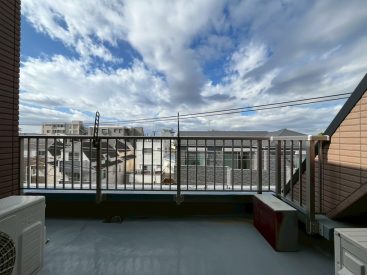 西向きのルーフバルコニーは抜けのある眺望。