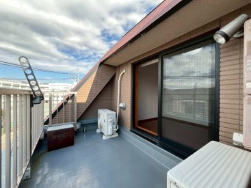 すこしくつろぐには充分の広さ。