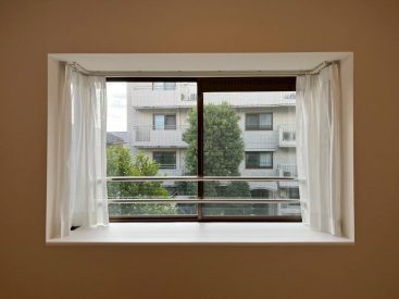 寝室の窓から。