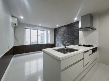 家族があつまるダイニング。ゆったりしたキッチンは収納充実。