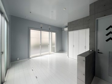 玄関横の洋室は2面採光。