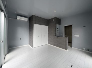 塗装壁と白い床材とのコントラストがなんともクール。