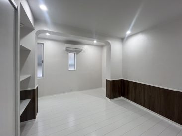 玄関上がって廊下の先の右手の洋室。アーチが個性。