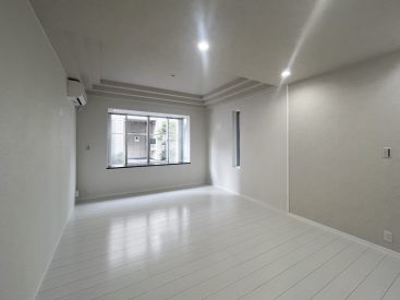 廊下の先、1番奥の洋室。