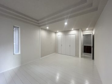 ごくシンプルな内装ですが折り上げ天井になっていて、高級感がプラスされています。