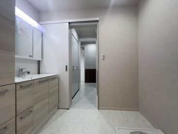 脱衣所はゆったり。独立洗面台がゆったり大きいです。