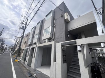 建物外観。クールにソリッド。