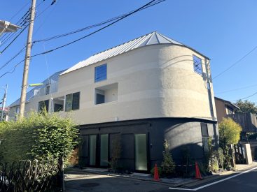 目を惹く外観。カーブの外壁と三角屋根が印象的。