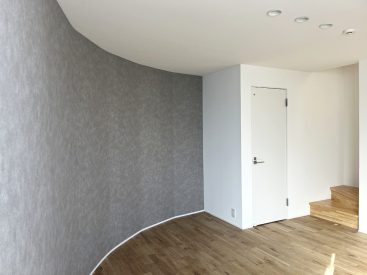 外観から見えていたカーブが壁面に。