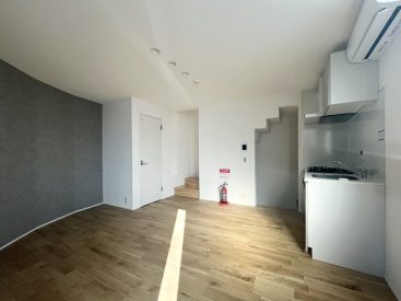 窓は少なめでまずまずの日当たりですが、スリッド窓から入る日がとても印象的。