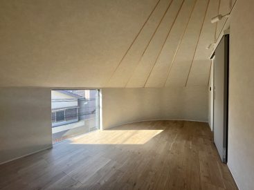 寝室スペースとなる3階。カーブの壁と三角屋根が特徴。