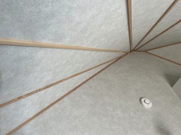 天井のラインに沿うように、細い軸が敷かれた独特な内装。