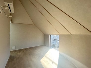 足元を照らす窓も、明るさとこの部屋の演出になっています。