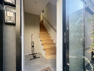 中に自転車も置ける広いポーチ。すっきりとした玄関です。