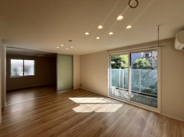 温かい日差しの入る約12.4帖のLDK。