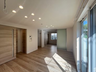 南東向きの窓からパキッとした日差しが入ります。