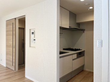 半個室のように軽く仕切られたキッチン。