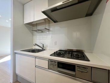 お手入れしやすいさっぱりとしたつくりのキッチン。