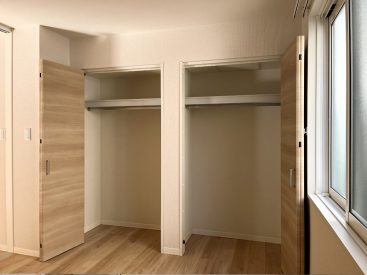 同じ大きさのクローゼットがふたつ。