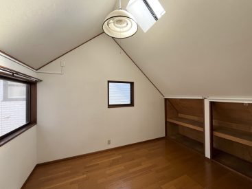 3階6帖の洋室は勾配天井。形状を活かした収納です。
