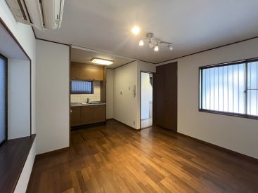 1階10.3 帖のダイニング。日中も照明が必要です。