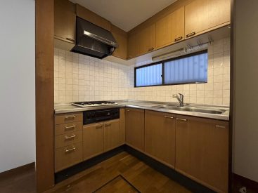 L字の壁付キッチン。収納が豊富です。