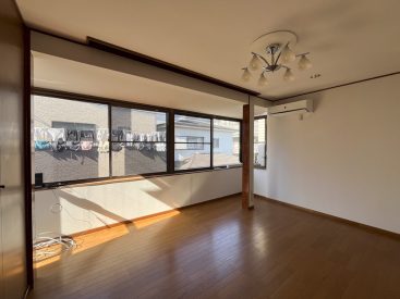 3階建4LDKの戸建。2階8.1帖が一番の陽当たりです。